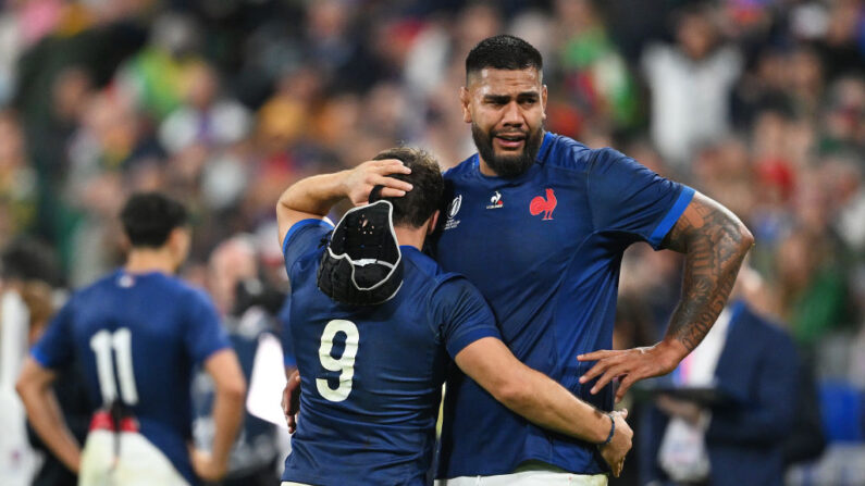 Antoine Dupont et Romain Taofifenua, après la défaite des Bleus lors du match de quart de finale de la Coupe du monde de rugby France 2023 entre la France et l'Afrique du Sud le 15 octobre 2023. (Photo : Hannah Peters/Getty Images)