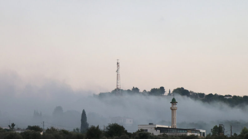 Des fumées s'échappent d'un bombardement israélien sur le village de Dhaira, à la frontière sud du Liban, le 16 octobre 2023. (Photo -/AFP via Getty Images)