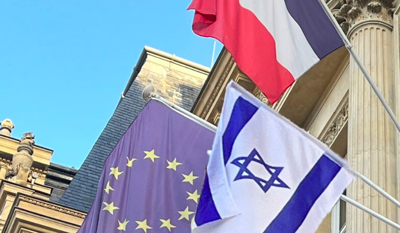 Nice : Le drapeau d'Israël sur le fronton de l'Hotel de Ville