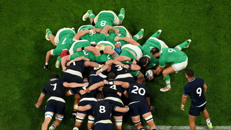 Une mêlée entre l'Irlande et la France le 7 Octobre 2023. Le quart de finale entre la France et l'Afrique du Sud, sera aussi l'affrontement de deux des meilleures mêlées du monde. (Photo : Matthias Hangst/Getty Images)