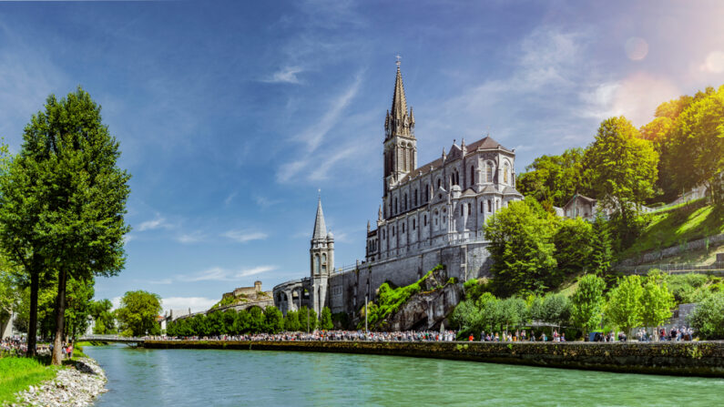 Vue panoramique de la Basilique Notre-Dame de Lourdes. (Photo: by-studio/Shutterstock)