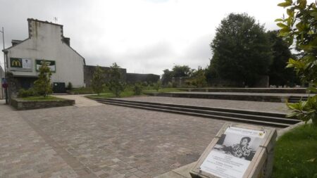 Une stèle en mémoire de Simone Veil «brisée en deux morceaux» dans le Finistère