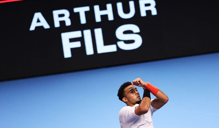 Arthur Fils, célèbre sa victoire dans son deuxième match du tournoi contre Fabio Cobolli, d'Italie, lors de la deuxième journée des Next Gen ATP Finals, le 29 novembre 2023, en Arabie Saoudite. (Photo : Adam Pretty/Getty Images)