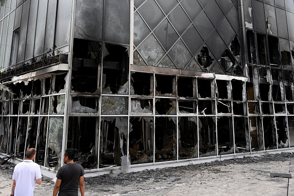 La façade brûlée de l'Hôtel de ville de Garges-les-Gonesse, le 29 juin 2023, à la suite des émeutes qui ont éclaté deux jours après la mort de Nahel. Illustration. (Photo BERTRAND GUAY/AFP via Getty Images)