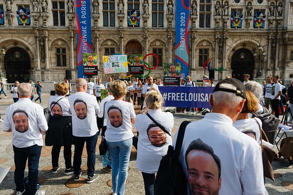 Des manifestants portent des T-shirts avec des photos de Louis Arnaud lors d'un rassemblement de soutien devant l'Hôtel de Ville à Paris, le 30 septembre 2023. (Photo DIMITAR DILKOFF/AFP via Getty Images)