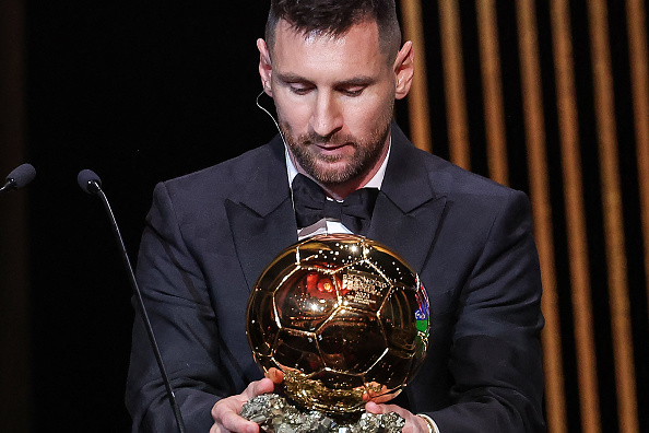 Lionel Messi et son 8e Ballon d'Or à Paris, le 30 octobre 2023. (Photo FRANCK FIFE/AFP via Getty Images)