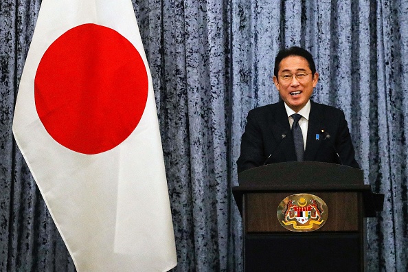 Le Premier ministre japonais Fumio Kishida a décidé de reverser le montant de ses augmentations de salaire au Trésor public. (Photo FAZRY ISMAIL/POOL/AFP via Getty Images)
