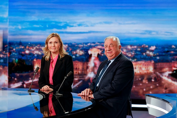 La présidente de l'Assemblée nationale française Yael Braun-Pivet (G) et le président du Sénat français Gérard Larcher (D), sur le plateau de TF1 le 8 novembre 2023.  (LUDOVIC MARIN/AFP via Getty Images)