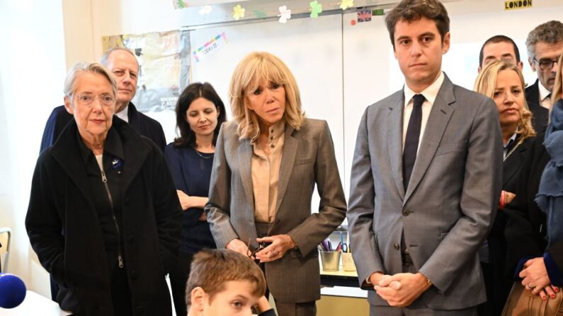Le ministre français de l'Éducation et de la Jeunesse Gabriel Attal (à dr.) en visite d'un collège parisien, le 9 novembre 2023, sur le thème du harcèlement moral. (Photo BERTRAND GUAY/POOL/AFP via Getty Images)