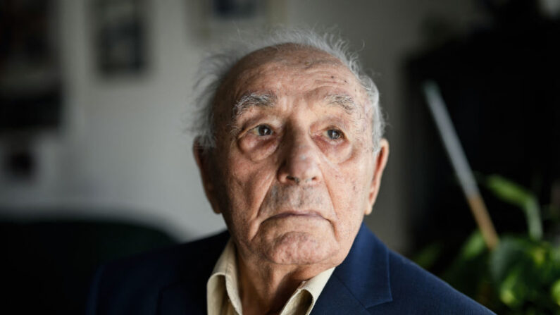 Vincent Malerba, 98 ans, a été déporté pendant la seconde guerre mondiale, pose dans sa maison de Montbonnot-Saint-Martin, le 8 novembre 2023. (Photo JEFF PACHOUD/AFP via Getty Images)