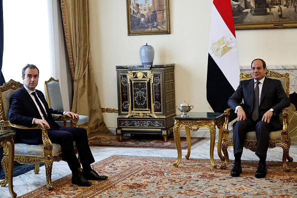 Le président égyptien Abdel Fattah al-Sissi (à dr.) rencontre le ministre des Armées Sébastien Lecornu au palais présidentiel d'Ittihadia au Caire, le 15 novembre 2023. (Photo KHALED DESOUKI/AFP via Getty Images)