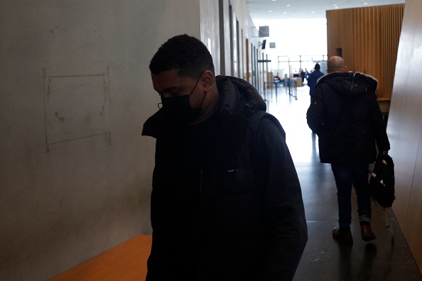 Un accusé arrive à son procès pour avoir fourni de la drogue à l'humoriste Pierre Palmade, au palais de justice de Melun, le 20 novembre 2023. (Photo GEOFFROY VAN DER HASSELT/AFP via Getty Images)