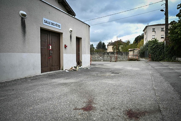 Des taches de sang sur le sol devant la salle des fêtes de Crépol (Drôme), où Thomas, un adolescent, est décédé le 19 novembre 2023 après une attaque au couteau lors d'un bal.   (OLIVIER CHASSIGNOLE/AFP via Getty Images)