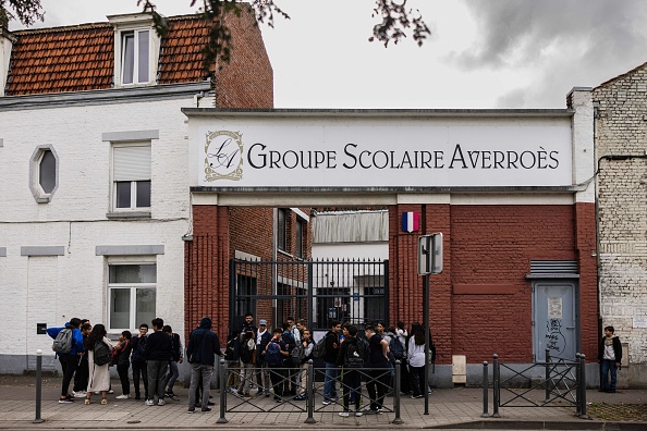 Des élèves quittent le lycée Averroès à Lille. (Photo SAMEER AL-DOUMY/AFP via Getty Images)