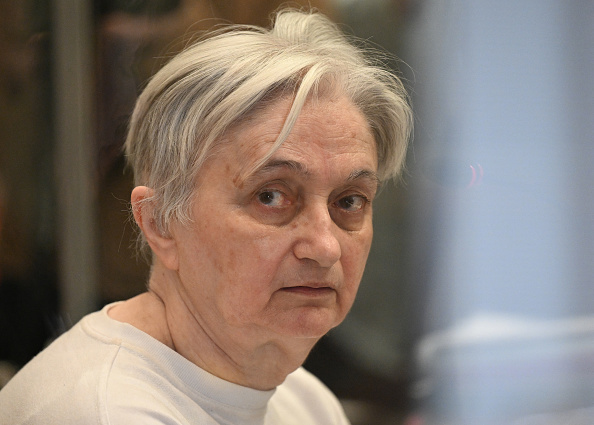 Monique Olivier, ex-femme du tueur en série Michel Fourniret, assise dans la salle d'audience lors de son procès à la cour d'assises de Nanterre, le 28 novembre 2023. (Photo MIGUEL MEDINA/AFP via Getty Images)