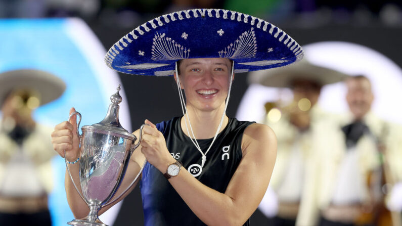 Iga Swiatek a remporté le Masters WTA pour la première fois, en étrillant Jessica Pegula, lundi à Cancun (Mexique), pour mieux reprendre la place de n°1 mondiale. (Photo : Matthew Stockman/Getty Images)