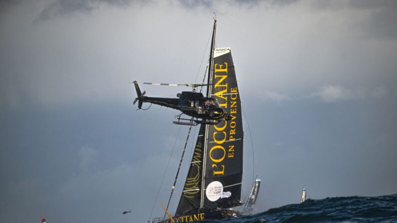 L'Imoca L'Occitane au départ de la 16e Transat Jacques-Vabre, du Havre à la Martinique, au Havre le 7 novembre 2023. Dix jours après leur départ retardé par la tempête Ciaran, les monocoques Class 40 ont pris le départ de la 16e Transat Jacques-Vabre du Havre vers la Martinique pour un parcours aux allures de sprint. (Photo : LOU BENOIST/AFP via Getty Images)