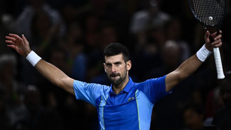Dans un remake de la finale 2022 remportée par Holger Rune, le n°1 mondial Novak Djokovic, a pris sa revanche sur le jeune Danois en quarts de finale du Masters 1000 de Paris vendredi. (Photo : JULIEN DE ROSA/AFP via Getty Images)