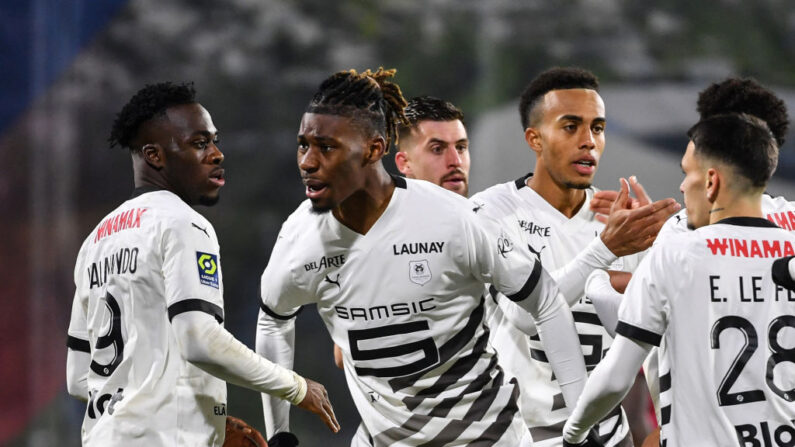 Le Stade Rennais a remporté son premier match à l'extérieur de la saison à Clermont, grâce à des buts d'Arnaud Kalimuendo, Désiré Doué et Ludovic Blas.(Photo : ARNAUD FINISTRE/AFP via Getty Images)