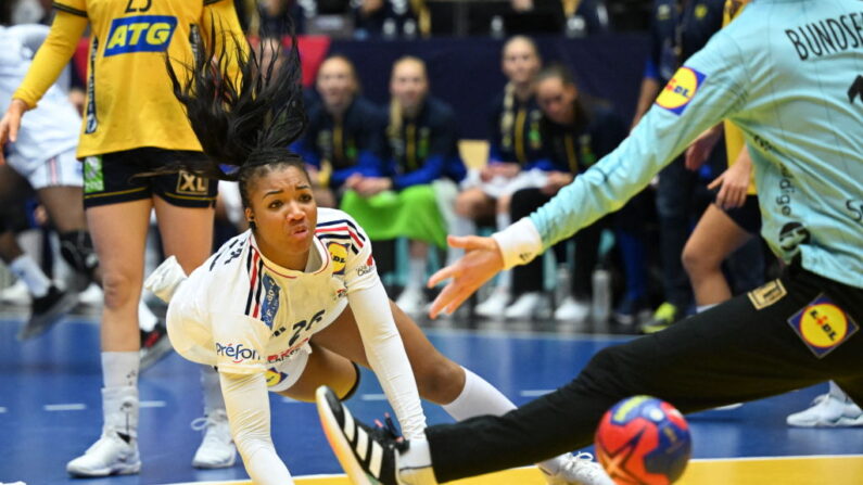 Pauletta Foppa s’est un peu plus affirmée, dans un rôle essentiel, comme l’une des cadres de l'équipe de France de handball, sacrée championne du monde dimanche à Herning (Danemark).(Photo : JONATHAN NACKSTRAND/AFP via Getty Images)