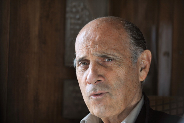 L'acteur Guy Marchand pose à bord de l'Orient Express à Paris le 28 août 2011. (Photo ALAIN JOCARD/AFP via Getty Images)