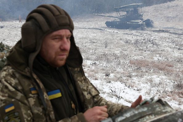 Soldat ukrainien sur un char près de la ville de Bakhmut. (Photo ANATOLII STEPANOV/AFP via Getty Images)
