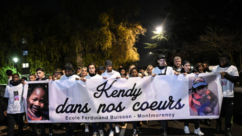 Une marche blanche le 15 décembre 2023 en hommage à Kendy, 15 ans, tué par arme blanche. (Photo BERTRAND GUAY/AFP via Getty Images)