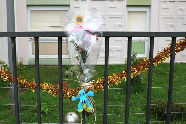 Un bouquet de fleurs sur la clôture juste devant l'appartement du rez-de-chaussée où les corps de Béatrice et de ses quatre enfants ont été découverts, à Meaux. (Photo ALAIN JOCARD/AFP via Getty Images)