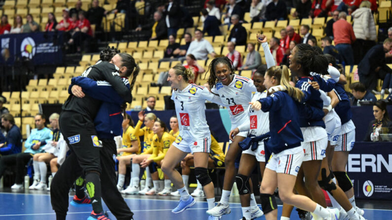 L'équipe de France féminine de hand s'est qualifiée pour la finale du Mondial contre la Suède, vendredi à Herning (Danemark). (Photo : JONATHAN NACKSTRAND/AFP via Getty Images)