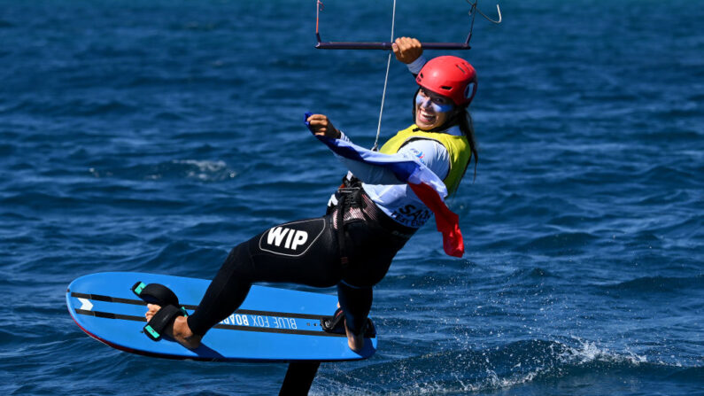 La championne du monde de kitefoil Lauriane Nolot a été élue Marin de l'année 2023 vendredi à Paris. (Photo : Clive Mason/Getty Images)