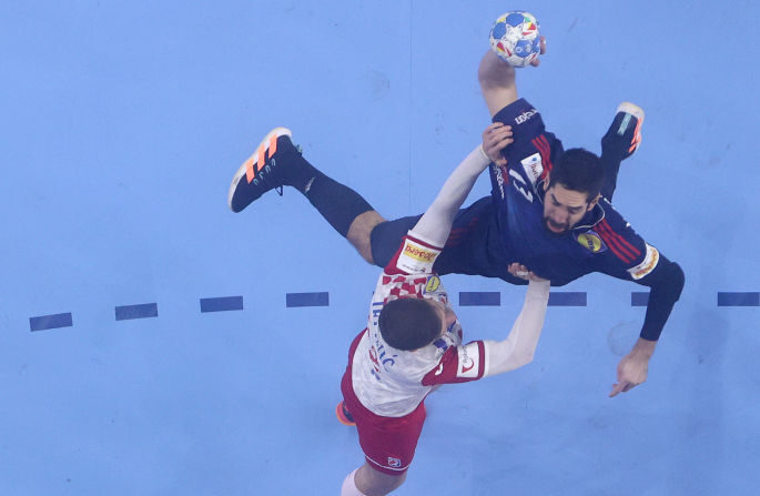 Un match cinq carats de "Kara" a porté l'équipe de France de handball vers un succès précieux contre la Croatie (34-32) et la première place de son groupe du tour principal de l'Euro jeudi à Cologne. (Photo : Lars Baron/Getty Images)