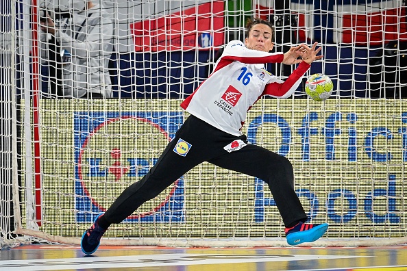 La gardienne de l'équipe de France de handball et de Brest Cléopatre Darleux lors de l’EURO 2022 contre le Monténégro à Ljubljana, le 20 novembre 2022.(JURE MAKOVEC/AFP via Getty Images)