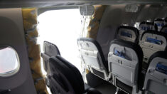 «Je vais mourir»: atterrissage d’urgence d’un avion aux États-Unis après avoir perdu une partie du fuselage