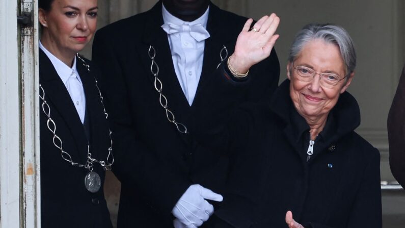 Elisabeth Borne, lors de la cérémonie de passation des pouvoirs avec Gabriel Attal, sur le parvis de l'Hôtel Matignon, le 9 janvier 2024. (Crédit photo EMMANUEL DUNAND / POOL / AFP)