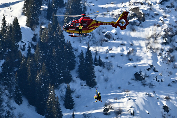 Le Français Alexis Pinturault est évacué par hélicoptère après avoir chuté lors de l'épreuve masculine de Super-G de la Coupe du monde FIS de ski alpin à Wengen, le 12 janvier 2024. (Photo FABRICE COFFRINI/AFP via Getty Images)
