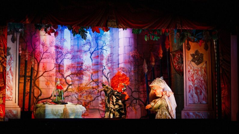 Julien Sommer joue avec ses marionnettes une adaptation de « La Belle et la Bête » dans le petit théâtre Guignol des Marionnettes du champ de Mars, près de la Tour Eiffel à Paris, le 17 janvier 2024. (Photo DIMITAR DILKOFF/AFP via Getty Images)