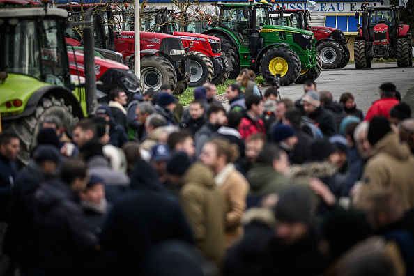 Des agriculteurs participent à un rassemblement pour bloquer l'entrée de la Société Fromagère de Bouvron, le 18 janvier 2024. (Photo LOIC VENANCE/AFP via Getty Images)