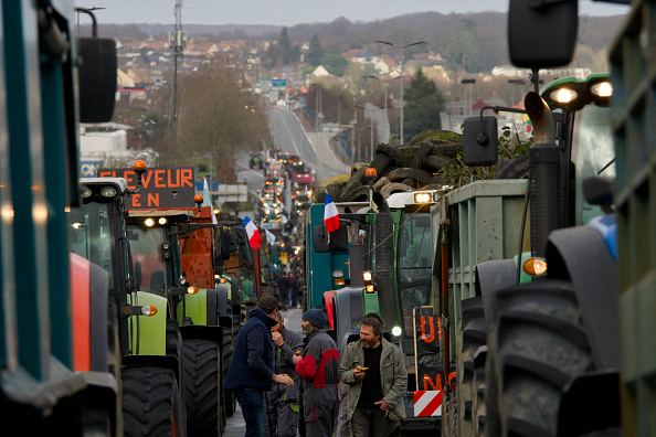 Les agriculteurs arrêtent leurs tracteurs sur la D338 au Mans, avant d'emprunter la rocade, le 26 janvier 2024. (Photo GUILLAUME SOUVANT/AFP via Getty Images)