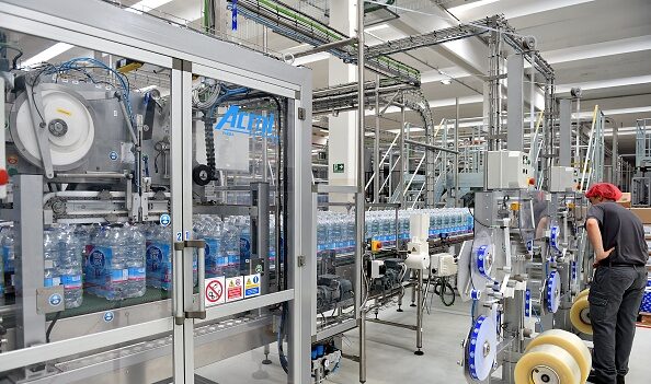 Eaux minérales : des associations dénoncent une convention entre Nestlé et la justice