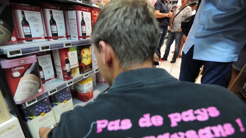 Un viticulteur dans le rayon vin d'un Intermarché, à Béziers le 5 juillet 2017. (Photo SYLVAIN THOMAS/AFP via Getty Images)