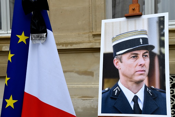 Un portrait du lieutenant-colonel Arnaud Beltrame le 28 mars 2018 au ministère de l'Intérieur à Paris. (Photo BERTRAND GUAY/AFP via Getty Images)