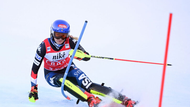 Mikaela Shiffrin a remporté dimanche le slalom de Jasna, en Slovaquie, portant à 95 son record absolu de victoires en Coupe du monde de ski alpin. (Photo : VLADIMIR SIMICEK/AFP via Getty Images)