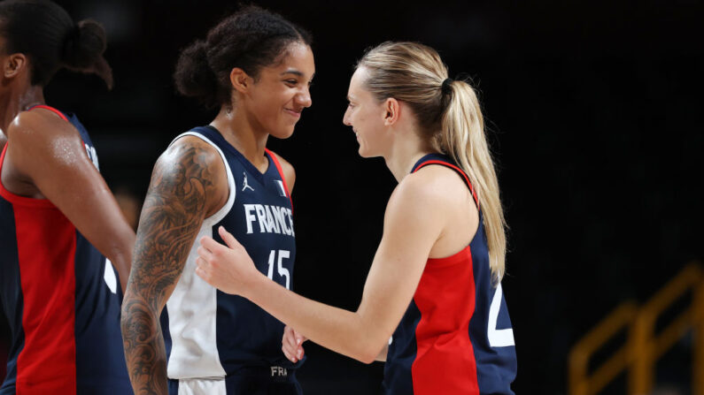 Marine Johannès et Gabby Williams, effectuent leur retour en équipe de France de basket, pour le tournoi de qualification olympique en Chine. (Photo : Kevin C. Cox/Getty Images)