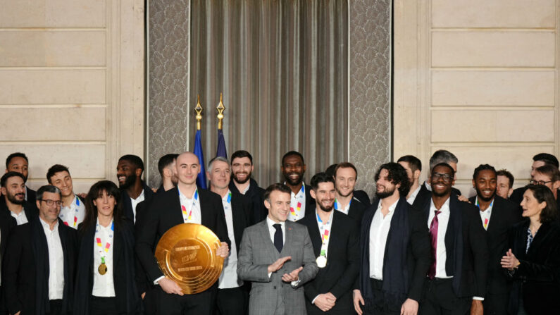 Les handballeurs français ont été reçus par Emmanuel Macron à l'Elysée. (Photo : DIMITAR DILKOFF/AFP via Getty Images)