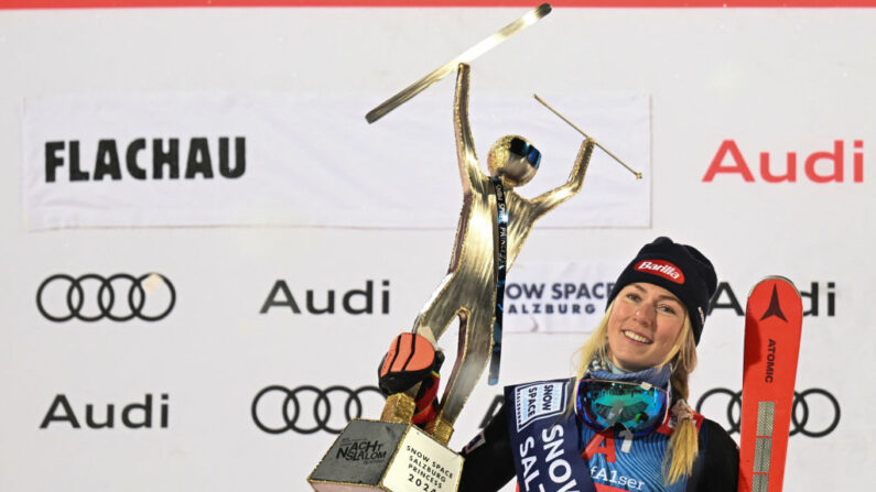 La reine du ski Mikaela Shiffrin a remporté mardi sa 94e victoire en Coupe du monde en dominant sa rivale Petra Vlhova sur le slalom nocture de Flachau. (Photo : BARBARA GINDL/APA/AFP via Getty Images)
