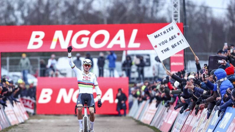 Mathieu van der Poel a signé dimanche sa 10e victoire en dix courses cet hiver en cyclo-cross en s'imposant à lors de la 12e manche de la Coupe du monde de la spécialité. (Photo : DAVID PINTENS/BELGA MAG/AFP via Getty Images)