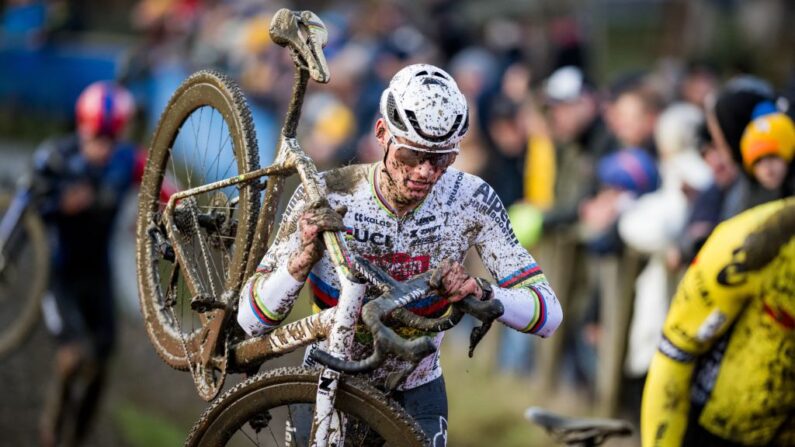 Le Néerlandais Mathieu van der Poel a prolongé lundi son invincibilité cet hiver en cyclo-cross en signant sa huitième victoire en huit courses.(Photo : JASPER JACOBS/Belga/AFP via Getty Images)