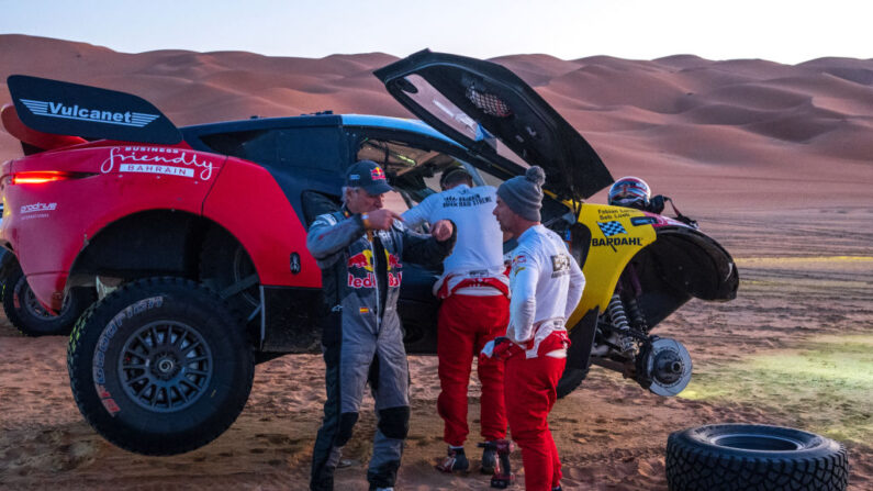 Sébastien Loeb a vécu l'enfer jeudi sur la 11e étape du Dakar-2024 en Arabie saoudite et a même envisagé d'abandonner avant d'être aidé par ses propres coéquipiers. (Photo : PATRICK HERTZOG/AFP via Getty Images)