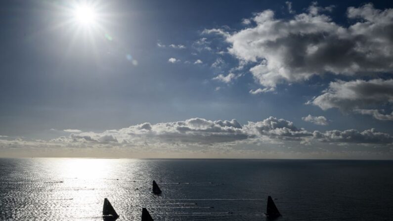 Les six marins engagés sur l'Ultim Challenge, ont continué lundi de filer à toute vitesse vers le sud, malgré des conditions irrégulières de vent et un fort trafic maritime. (Photo : LOIC VENANCE/AFP via Getty Images)