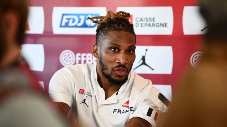 Les basketteurs français ont croqué les Croates (73-61) vendredi à Brest pour lancer leur campagne de qualification à l'Eurobasket-2025. (Photo : CHRISTOPHE ARCHAMBAULT/AFP via Getty Images)